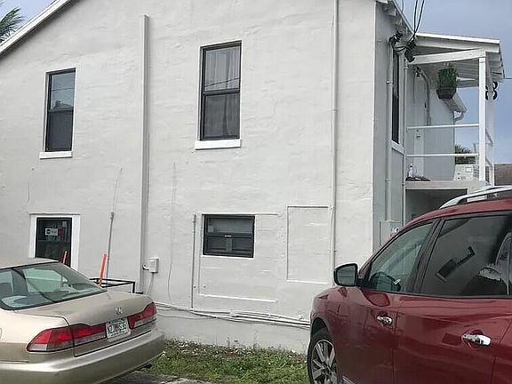 3rd image of 711 Palm Beach Lakes Boulevard