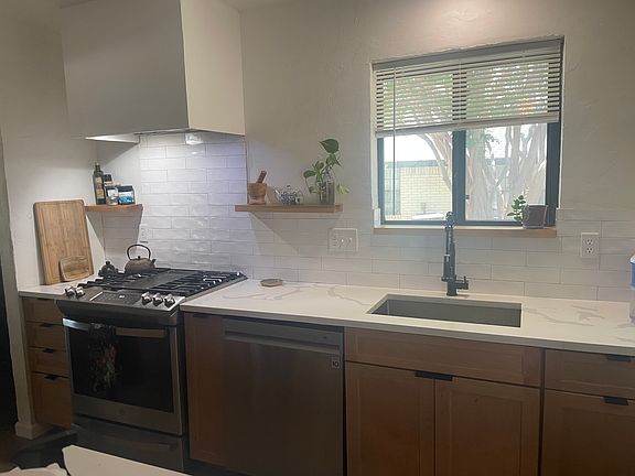 Gas range, DW, stainless sink, trash pullout