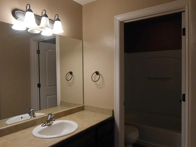 385 S 930 W — Photo 8