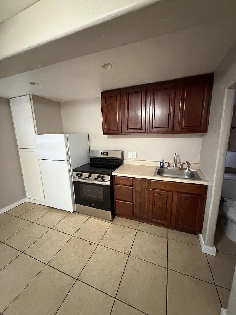 2221 E. Spruce Ave - Studio Cottage in Sunnyside — Photo 1