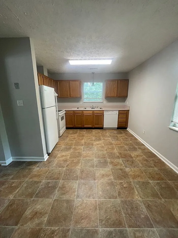 3 bed, 2.0 bath, 1800 sqft, $2,299 — Photo 3