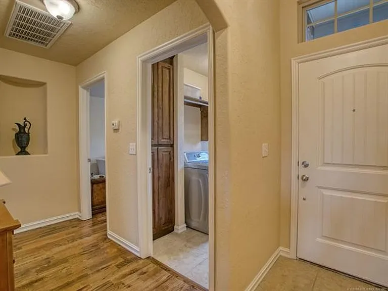 10724 Masters Cir — Photo 4