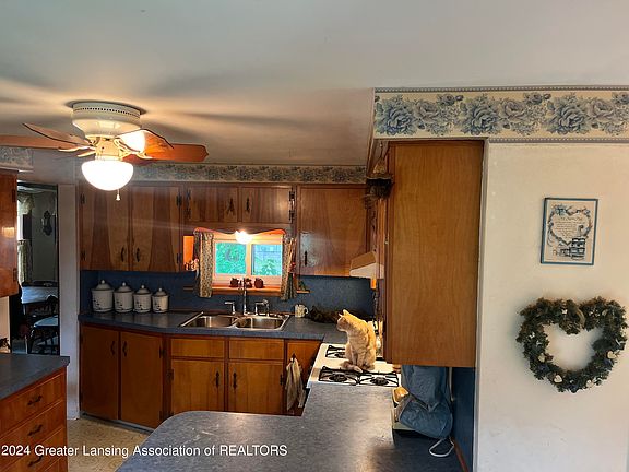 5th image of 616 Tupper Lake St