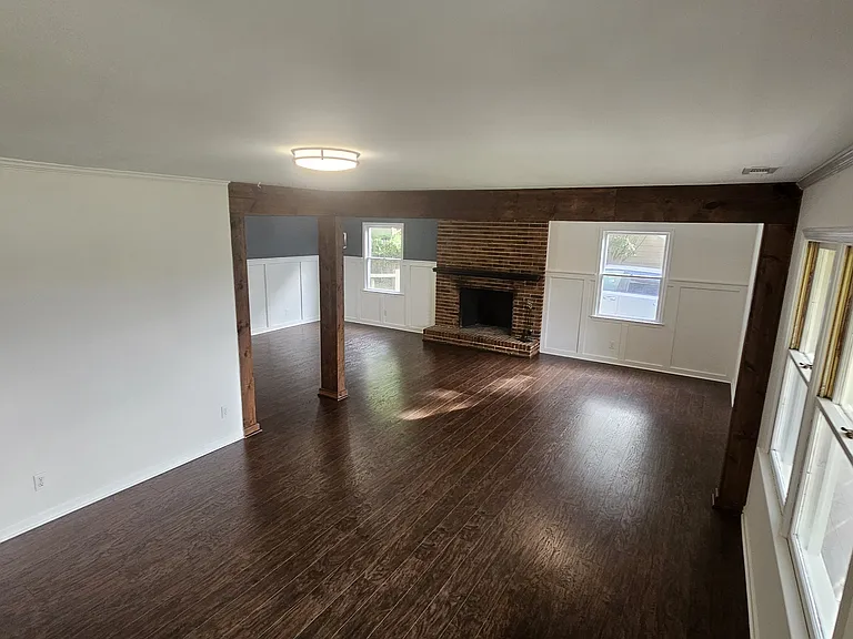 1113 Hensley Rd W — Photo 3