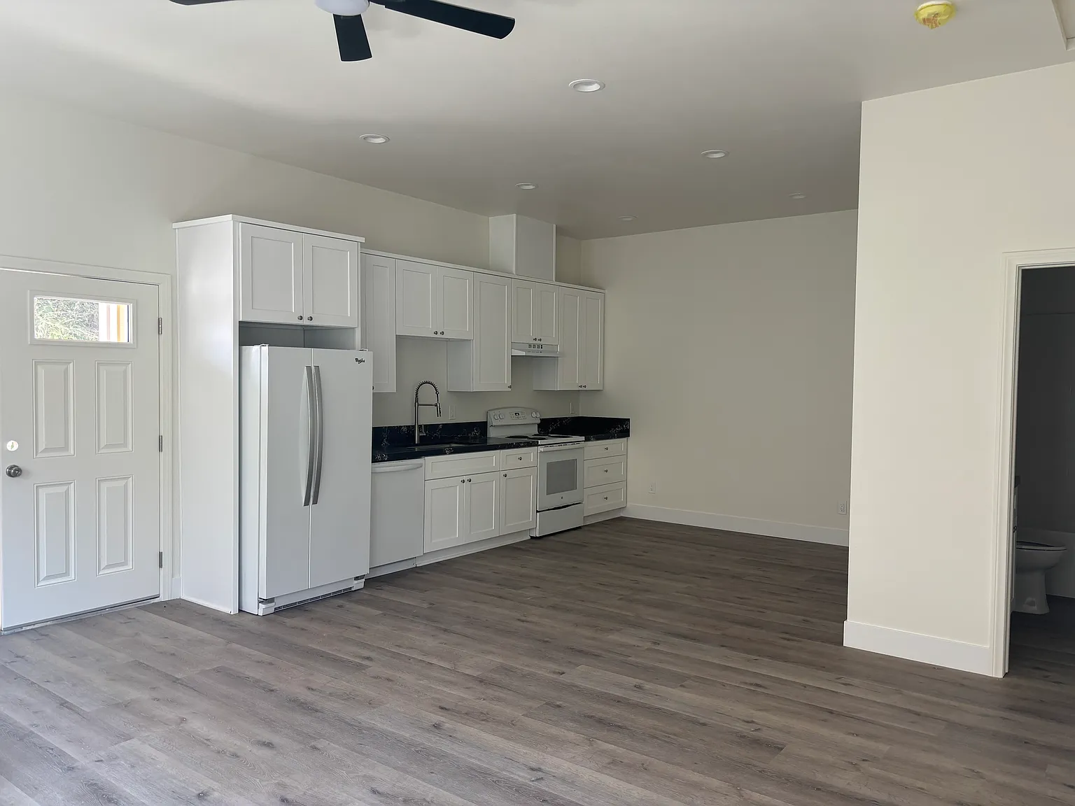 2 bed, 892 sqft, $2,300 — Photo 3