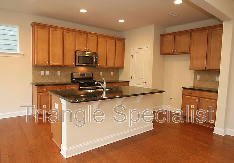 215 Begen St — Photo 7