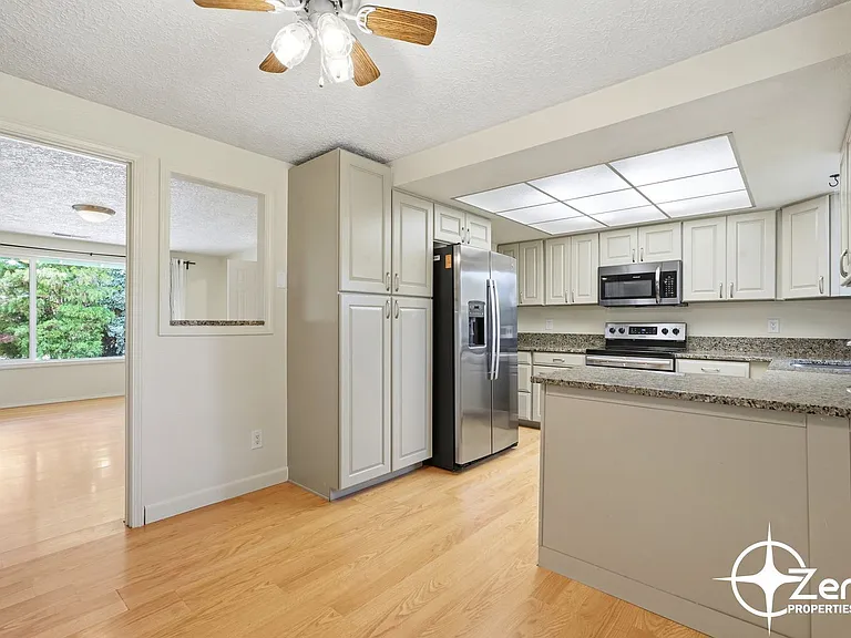 12719 NE 10th Ave — Photo 10