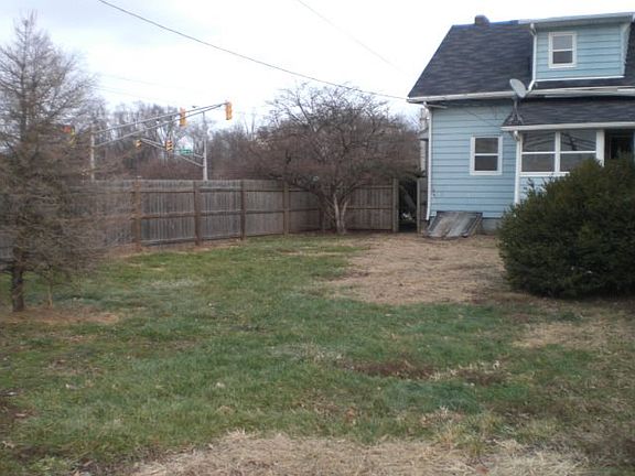 4th image of 230 Blakely Ave