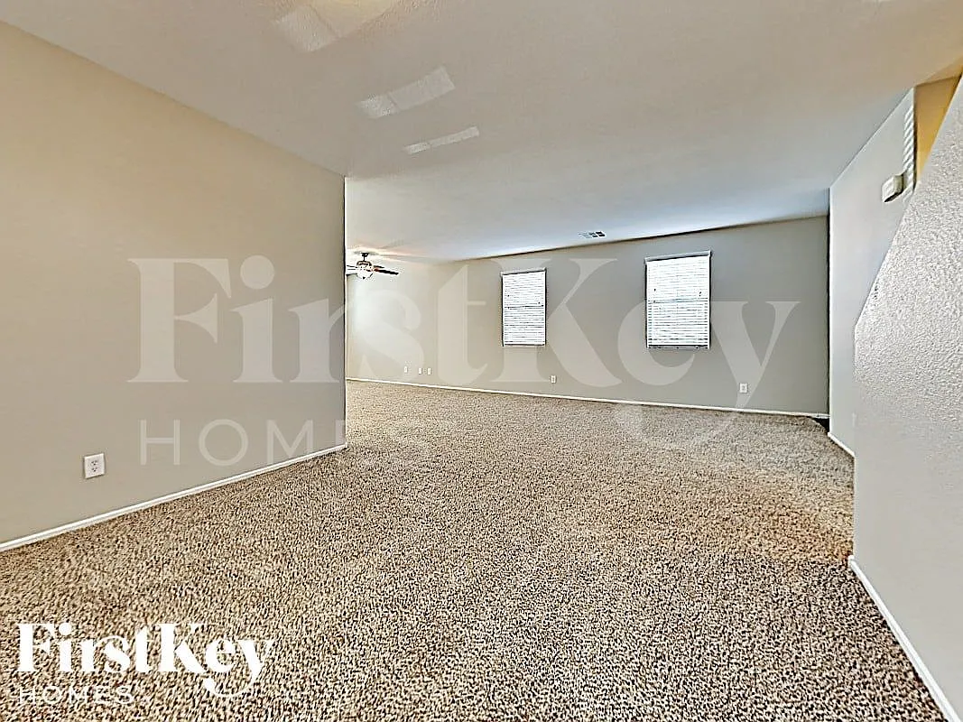 4 bed, 2.5 bath, 1933 sqft, $2,415 — Photo 3