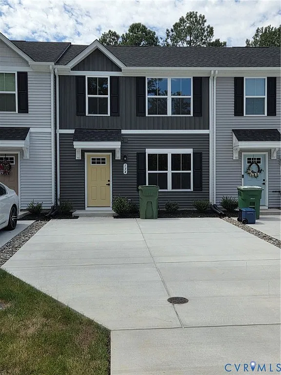 3 bed, 2.5 bath, 1220 sqft, $2,025 — Photo 1