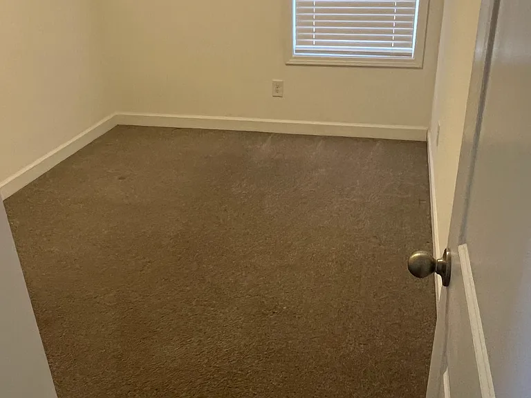 520 Rogers Lake Rd E — Photo 7