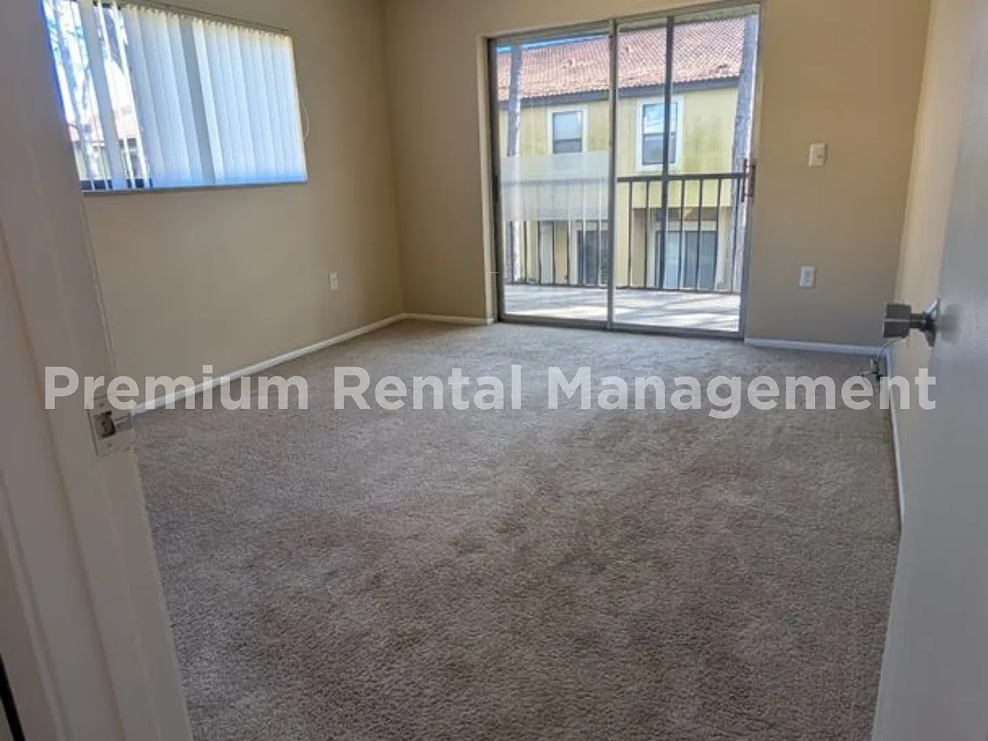 2 Bedroom condo with 2 Baths and balcony. Near the Orlando International airport — Photo 2