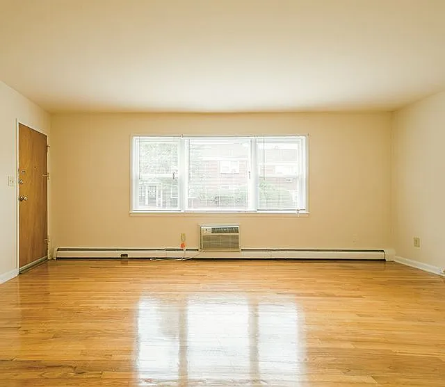 Country Club Apartments — Photo 4