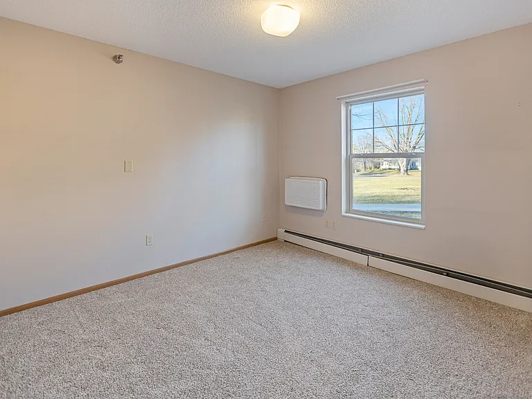 Kenyon Garden Apartments — Photo 25
