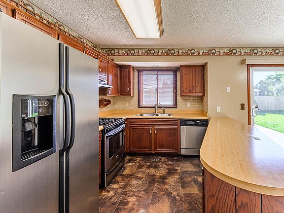 4th image of 303 N Park Blvd