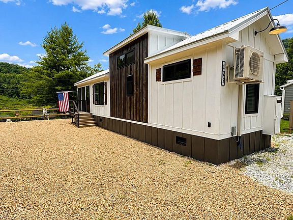 3rd image of 122 Mountain Breeze Rdg