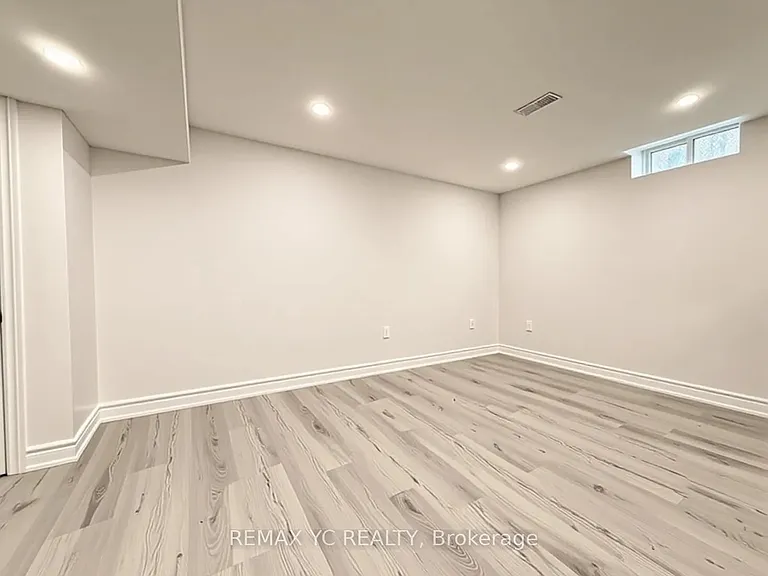 402 Handley Cres #BASEMENT — Photo 2