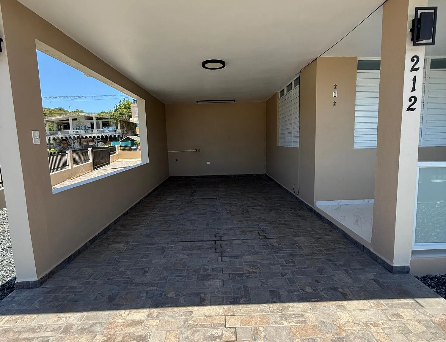 2 bed, 2.0 bath, 1000 sqft — Photo 3