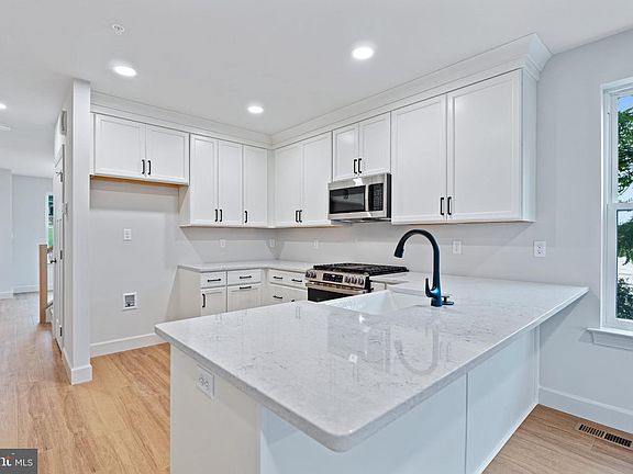 3rd image of 231 2nd Ave #4