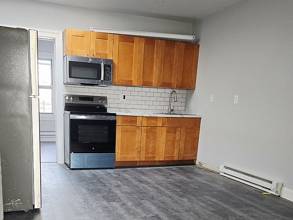 3rd image of 21145 Jamaica Ave Floor 2