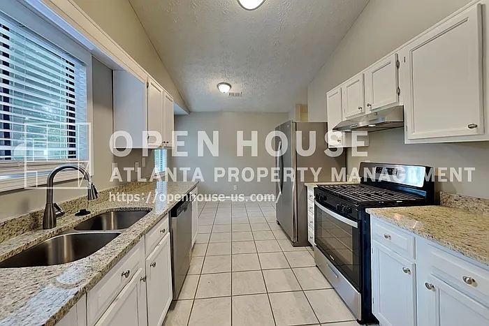 815 Riverstone Ln — Photo 16