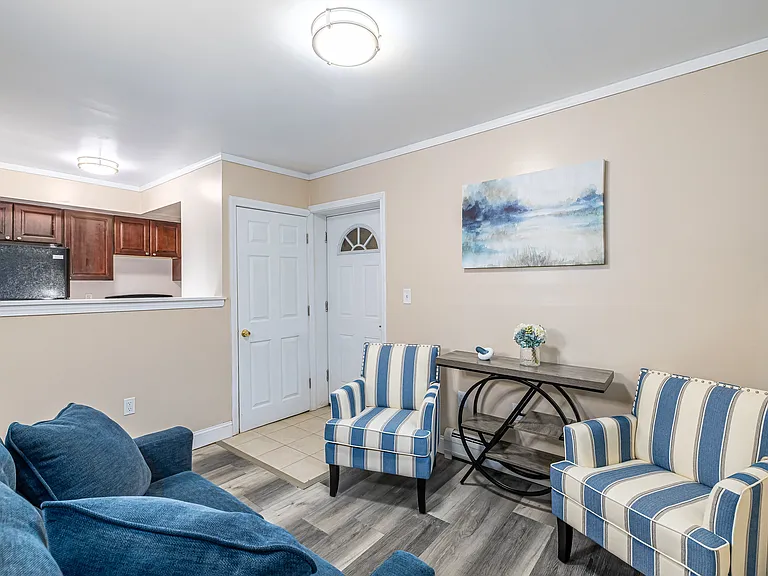 Colonial Townhouse Apartments — Photo 34