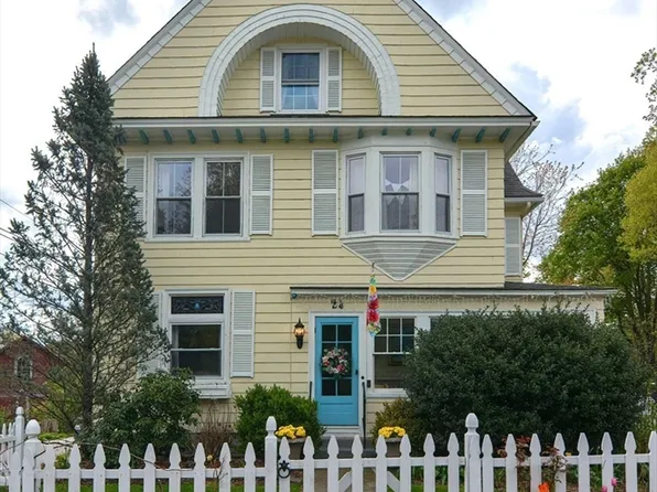 24 Main St, Upton, MA 01568