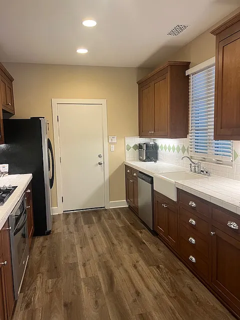 4 bed, 1977 sqft, $2,350 — Photo 4