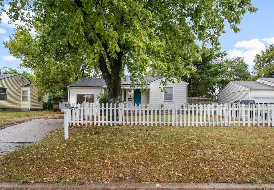 5745 E 4th Ter
