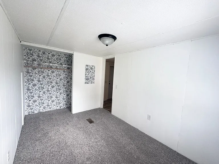 202 Bud St — Photo 2
