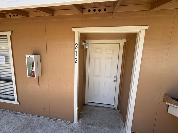 212 N Crenshaw St, Visalia, CA 93291