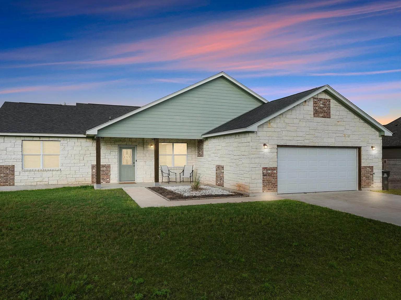 3 bed, 2.0 bath, 1813 sqft, $2,450 — Photo 1