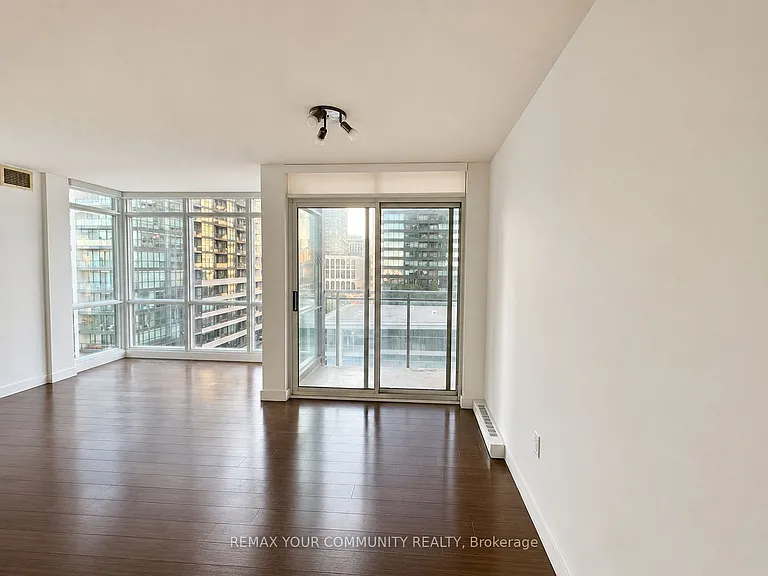 15 Fort York Blvd #1103 — Photo 5