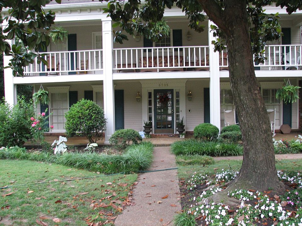 Front of home w/magnolia tree