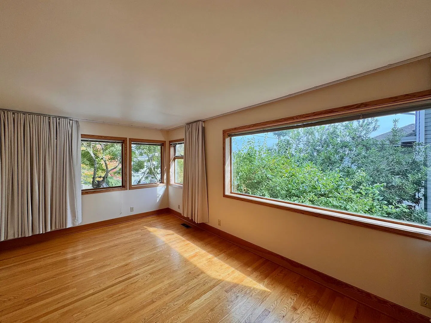 Spacious 5-Bedroom Magnolia Home with Rooftop Deck & Lake Views — Photo 4