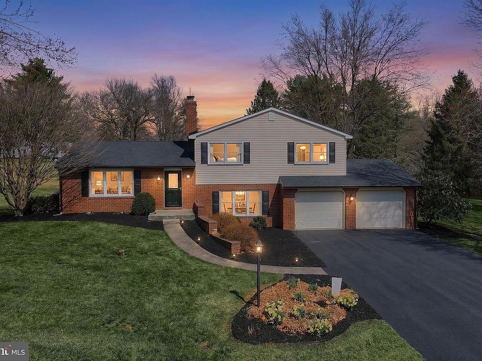 1st image of 18 Sheffield Dr