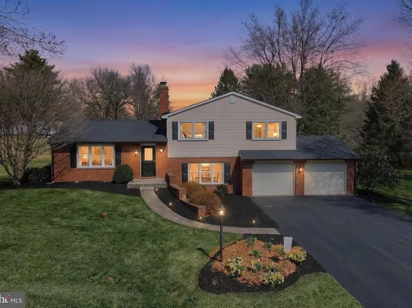 18 Sheffield Dr, Dillsburg, PA 17019