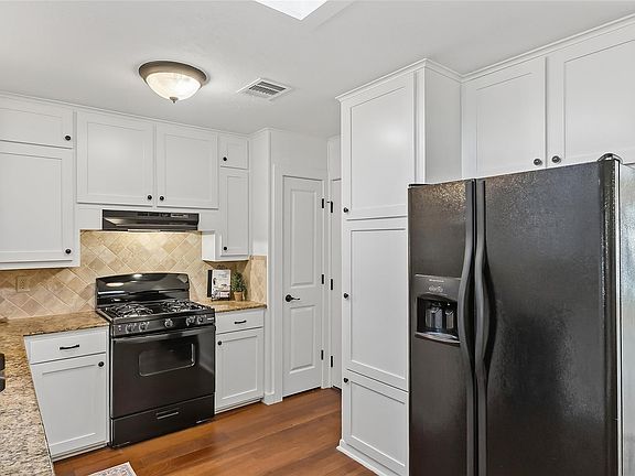 3rd image of 1404 Esther Blvd