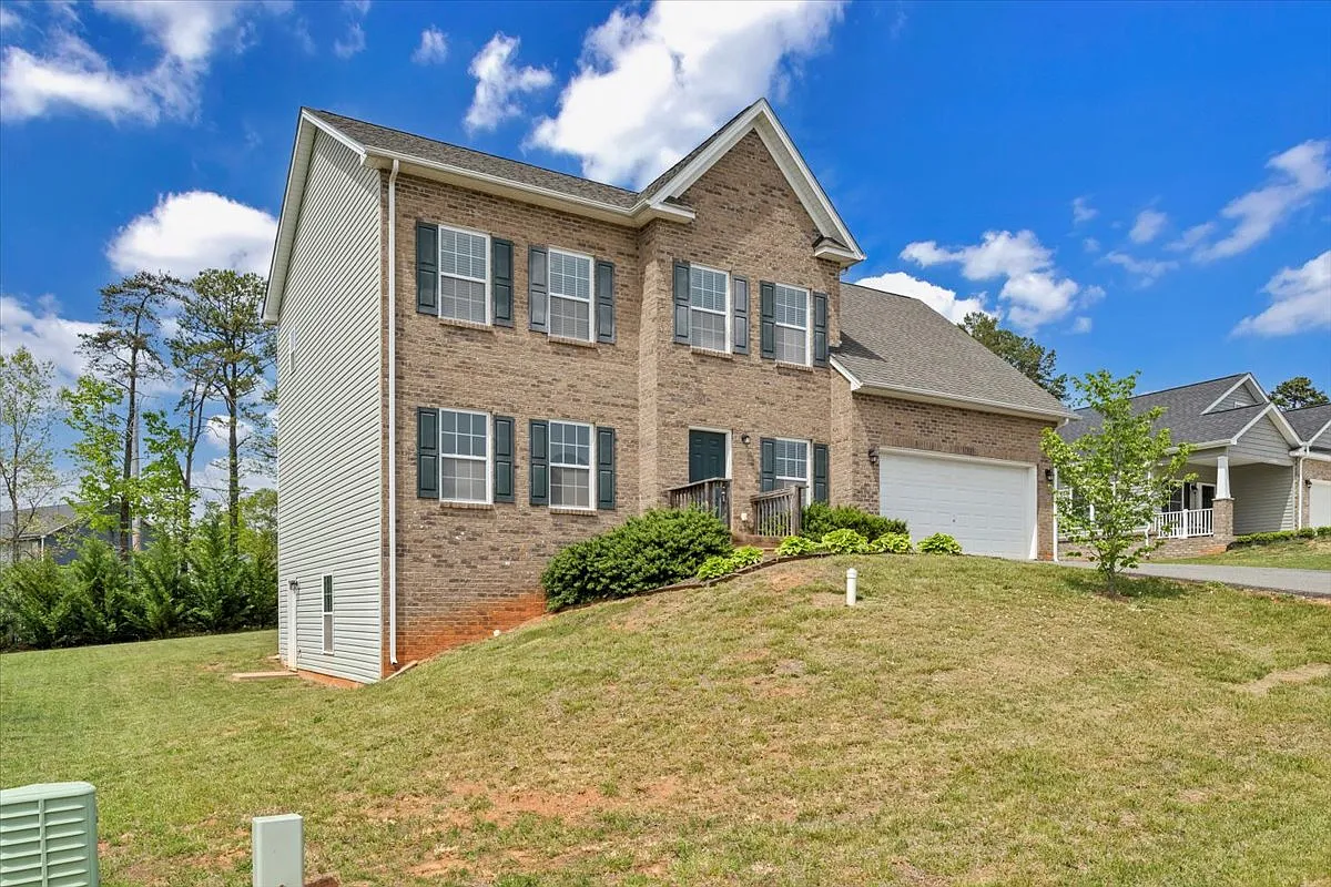 4 bed, 2.5 bath, 2108 sqft, $2,299 — Photo 1