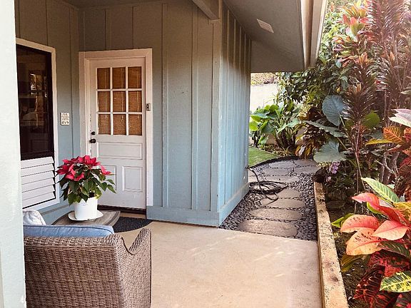 Front entrance to private side yard.