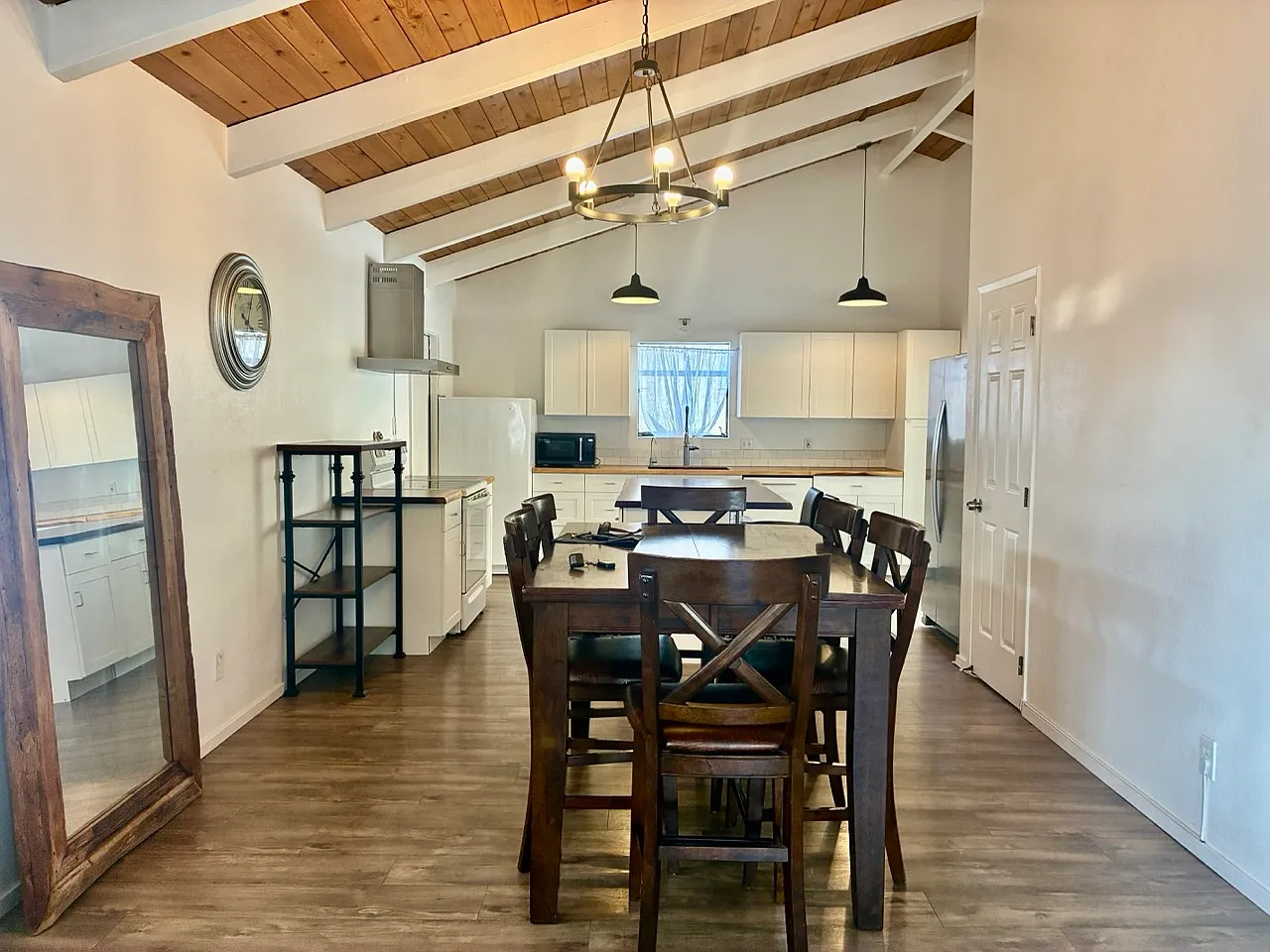 3 bed, 1376 sqft, $3,900 — Photo 3