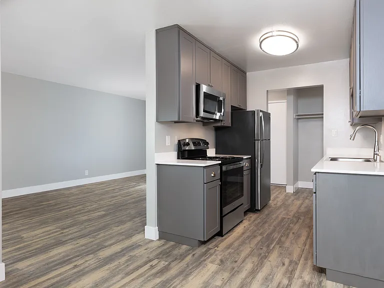 Mission Heights Apartments — Photo 17