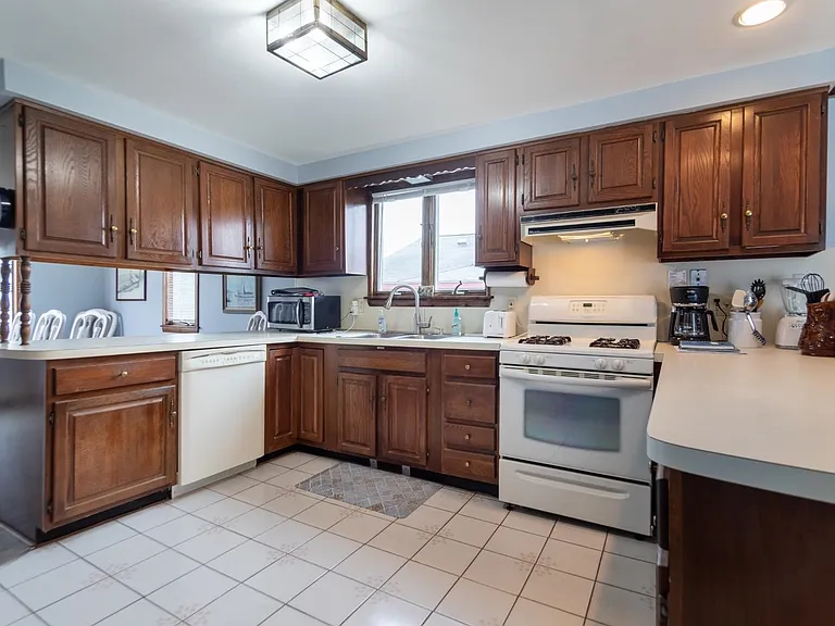 545 Hudson St — Photo 9