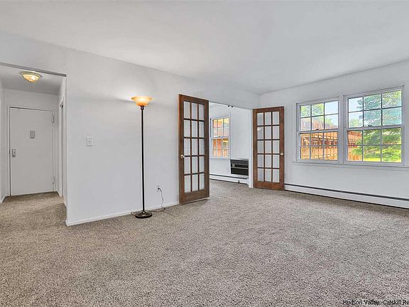 2nd image of 33 Huguenot St