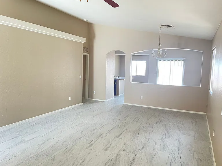 5910 S 32nd Ave — Photo 5