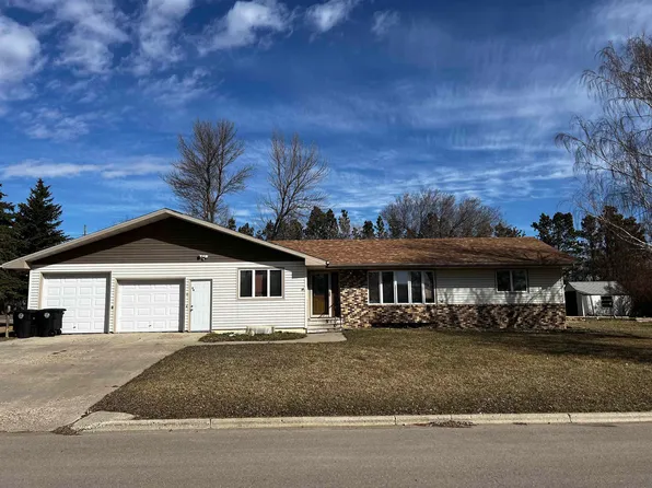 24 6th Ave W, Ray, ND 58849