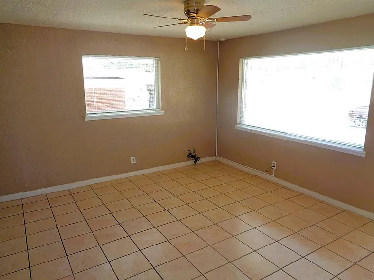8724 Polaris St — Photo 2