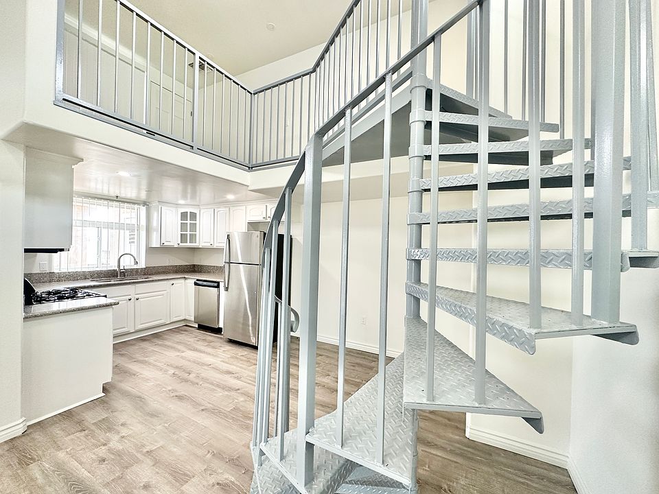 1st image of 4655 W Maplewood Ave #401