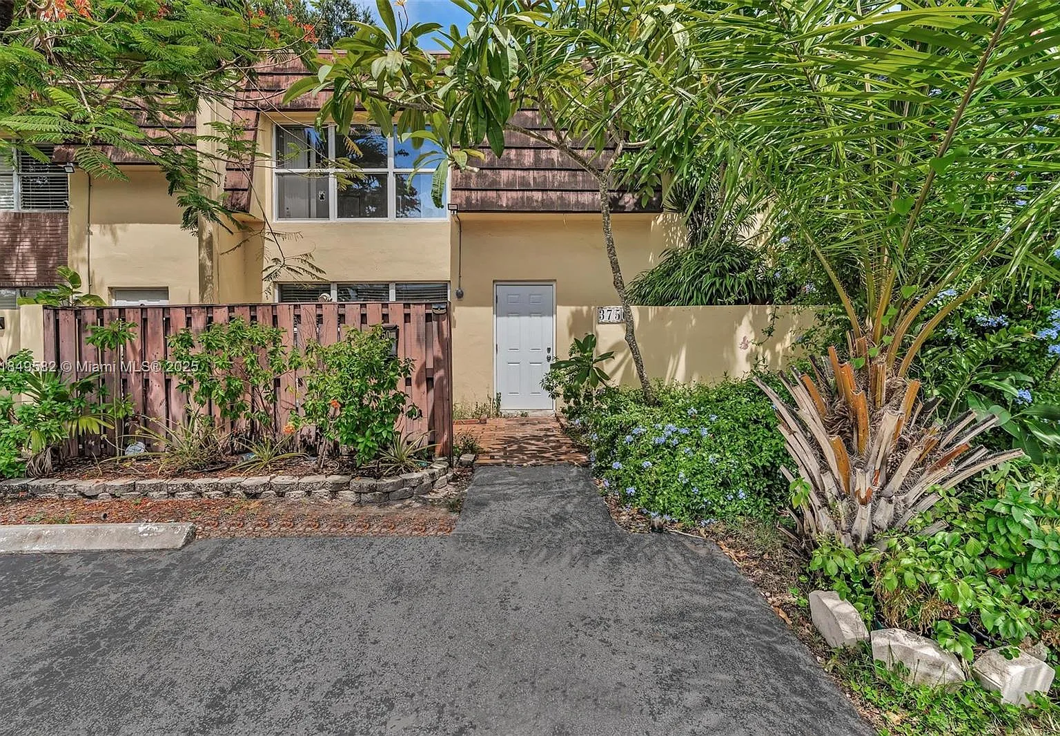 3 bed, 1365 sqft, $2,500 — Photo 1