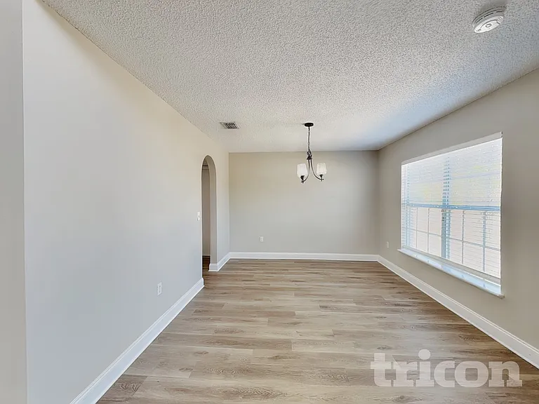 13561 Linden Dr — Photo 5